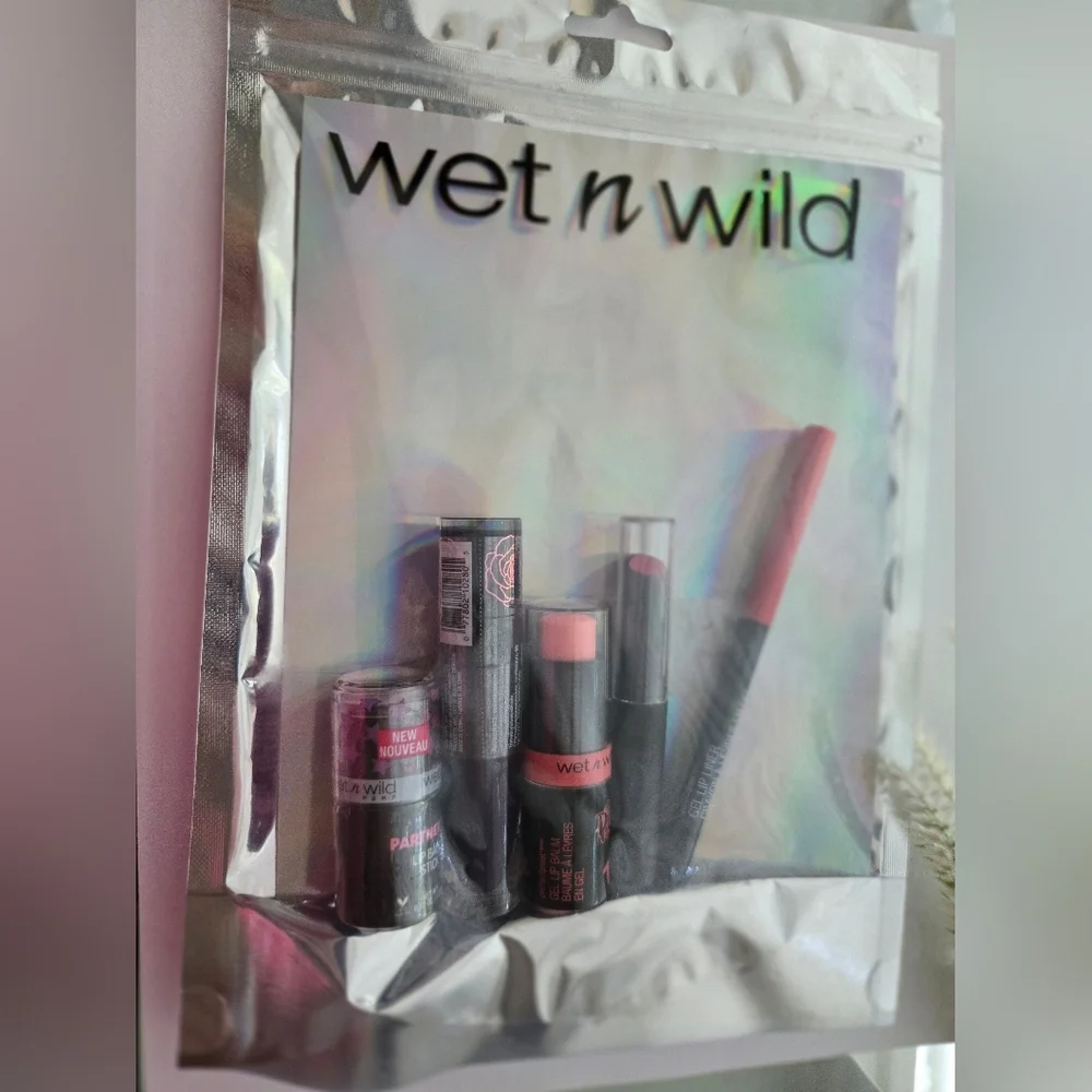 Wet n Wild Red & Pink Lip Pout Kissable 5 Piece Set